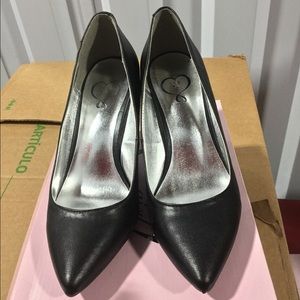 143 Black Pumps (New) $6 is the lowest earning $3
